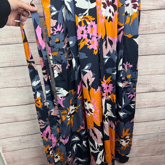 H&M Floral Cropped Jumpsuit W/ V-neck - Picture 3 of 7